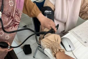 Pemeriksaan tekanan darah dengan tensimeter manual