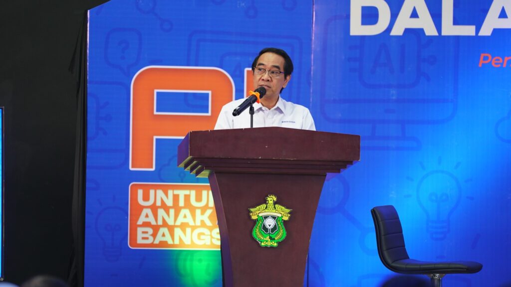 Pria berbicara di podium acara resmi