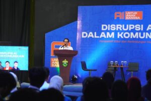 Pembicara berpidato di konferensi tentang disrupsi AI