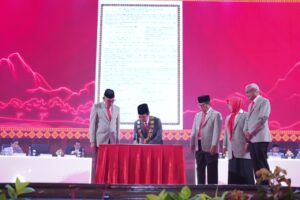Pejabat menandatangani dokumen pada acara resmi