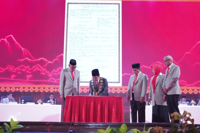 Pejabat menandatangani dokumen pada acara resmi