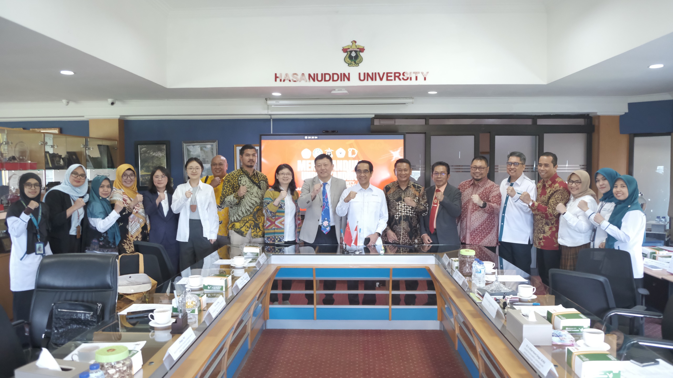 Rombongan berfoto di ruang rapat universitas