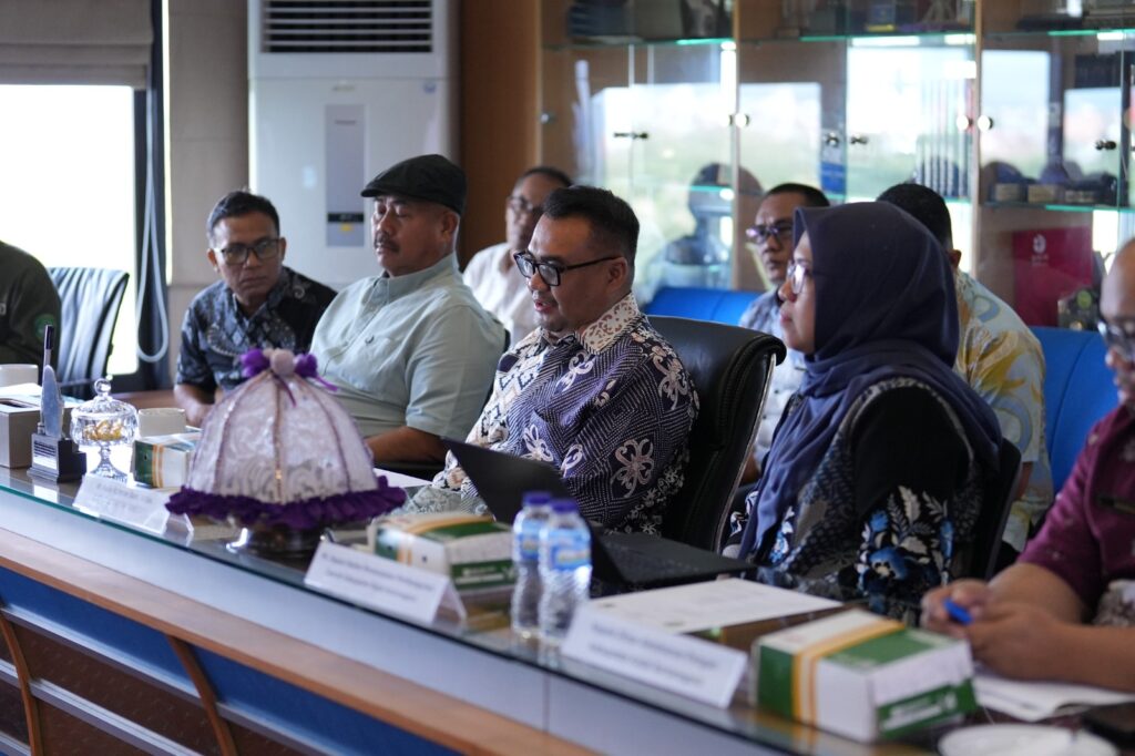 Rapat formal di ruang konferensi kantor