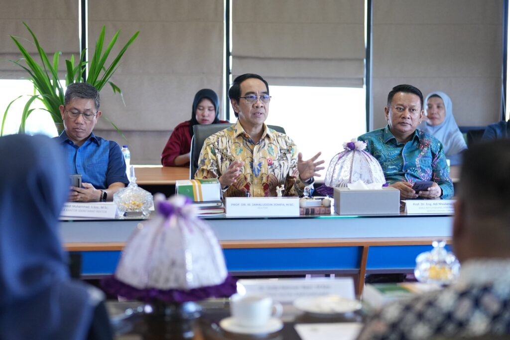Rapat resmi pejabat di ruang konferensi
