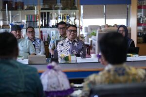 Rapat formal dengan beberapa pria di ruang kantor