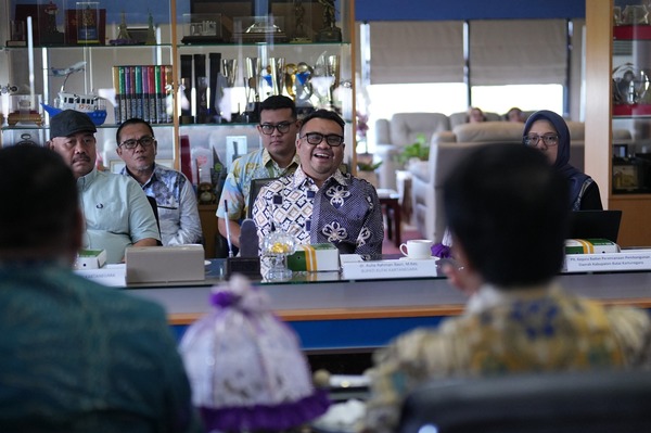 Rapat formal dengan beberapa pria di ruang kantor