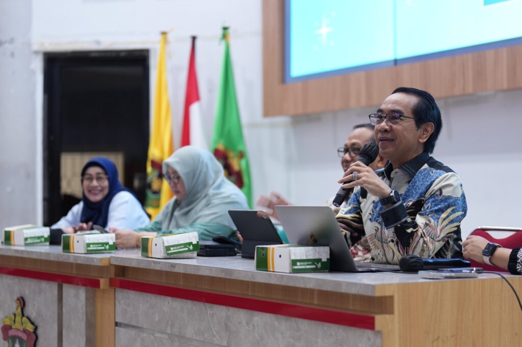 Pembicara berbicara dalam seminar resmi di podium