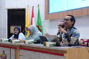 Panel diskusi resmi dengan pembicara dan bendera