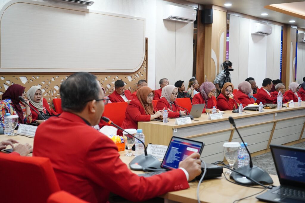 Rapat formal dengan peserta berseragam merah