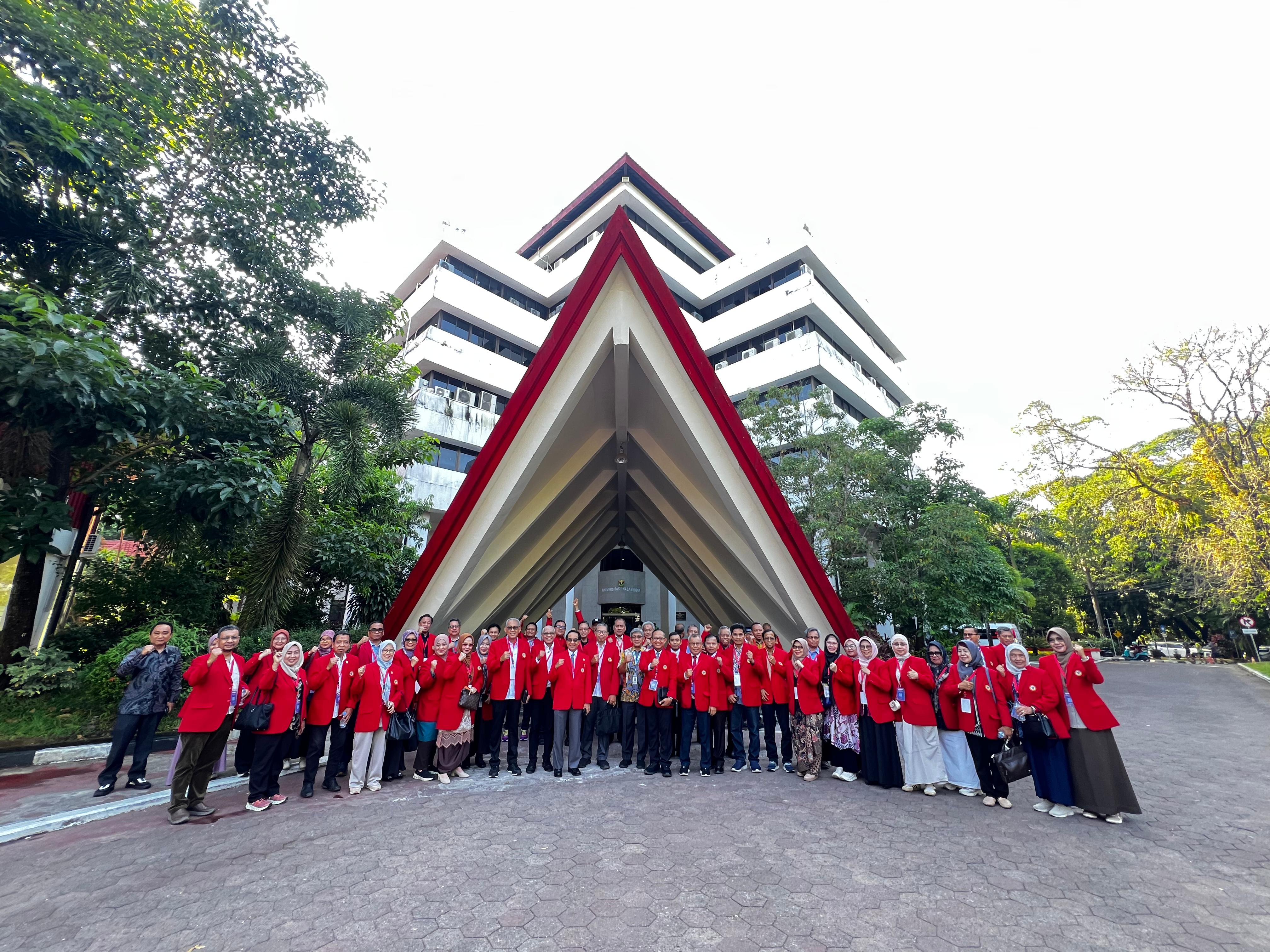 Rombongan berjaket merah di depan gedung kampus