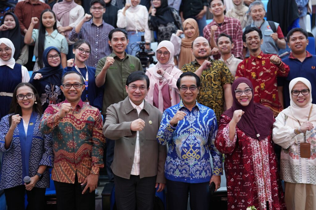 Kelompok orang berpose angkat tangan penuh semangat