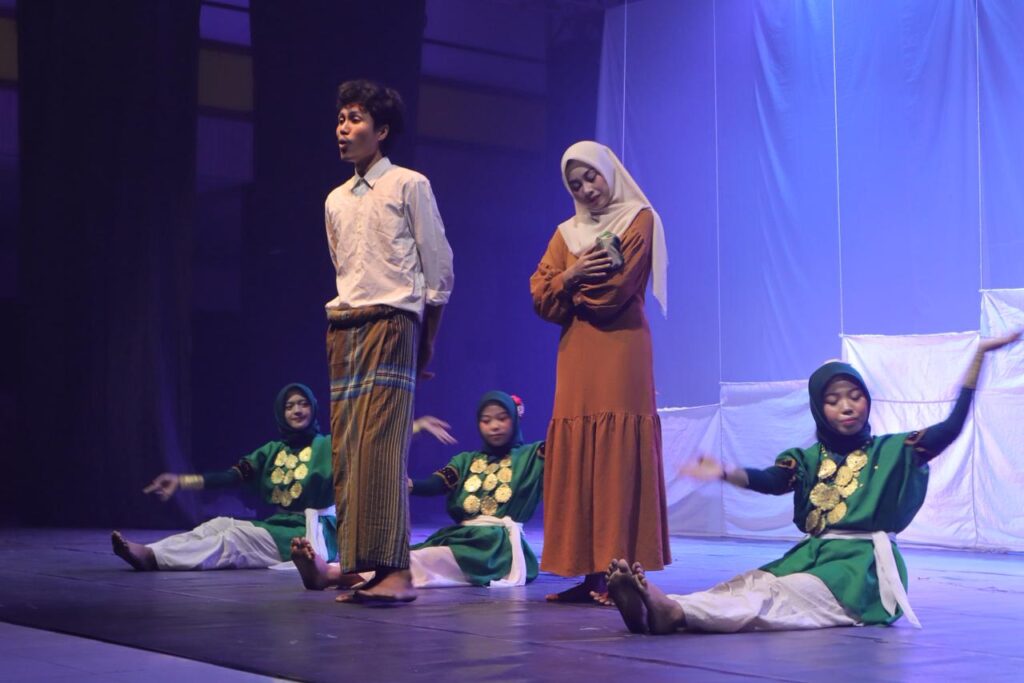 Pertunjukan teater dengan penari dan pasangan utama
