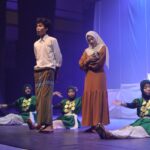 Pertunjukan teater dengan penari dan pasangan utama