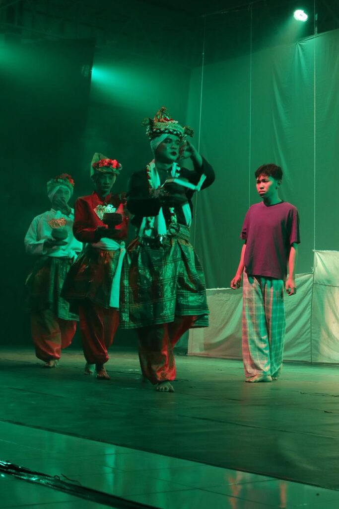 Pertunjukan teater dengan kostum tradisional di panggung