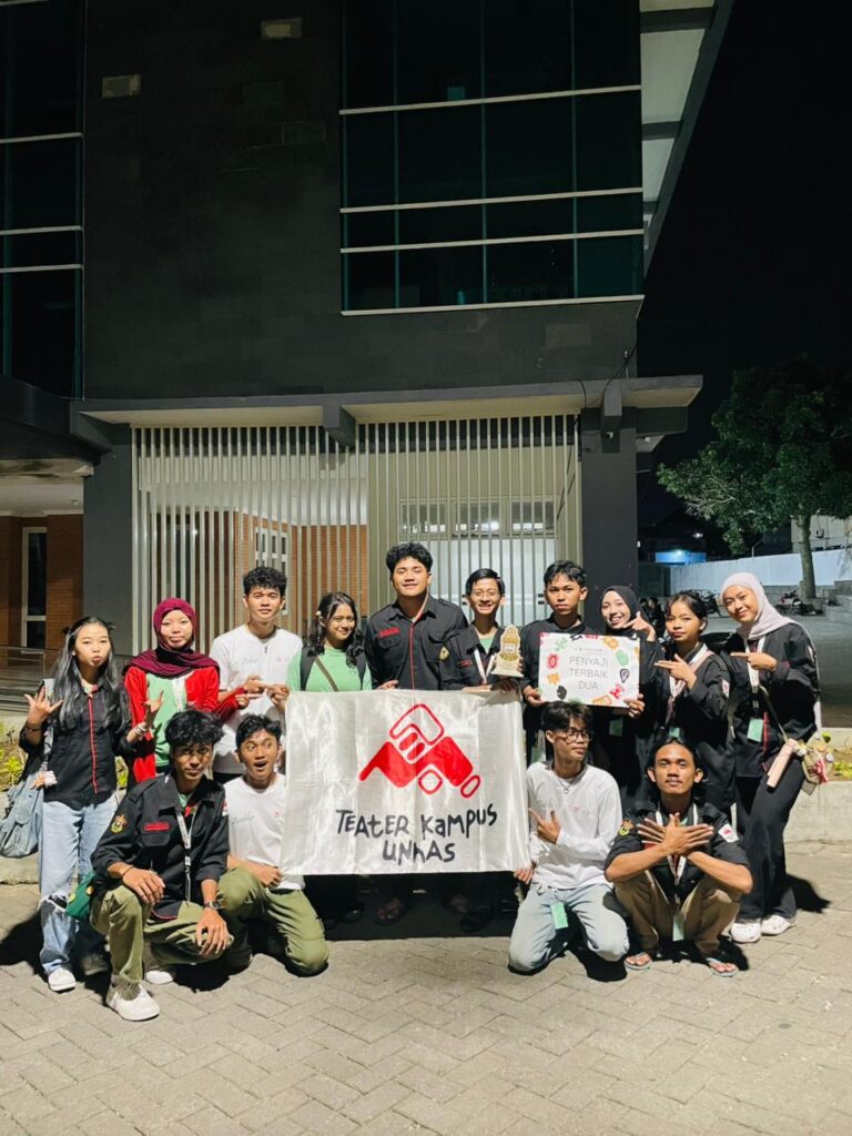 Kelompok mahasiswa memegang banner Teater Kampus Unnas