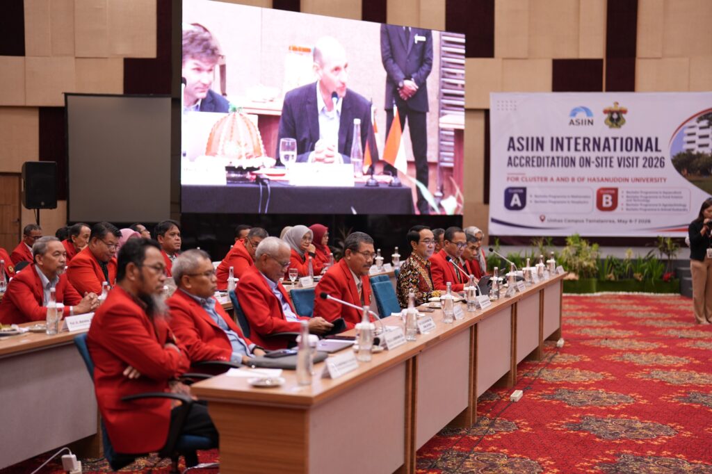 Rapat akreditasi internasional di aula universitas