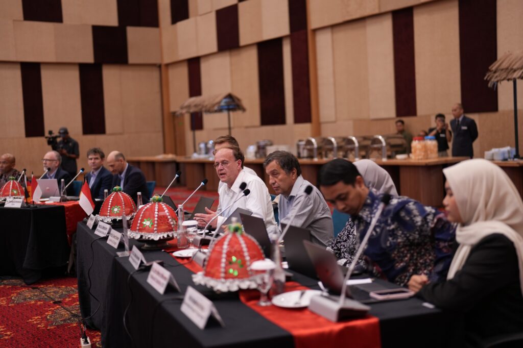 Delegasi rapat internasional dengan bendera Indonesia