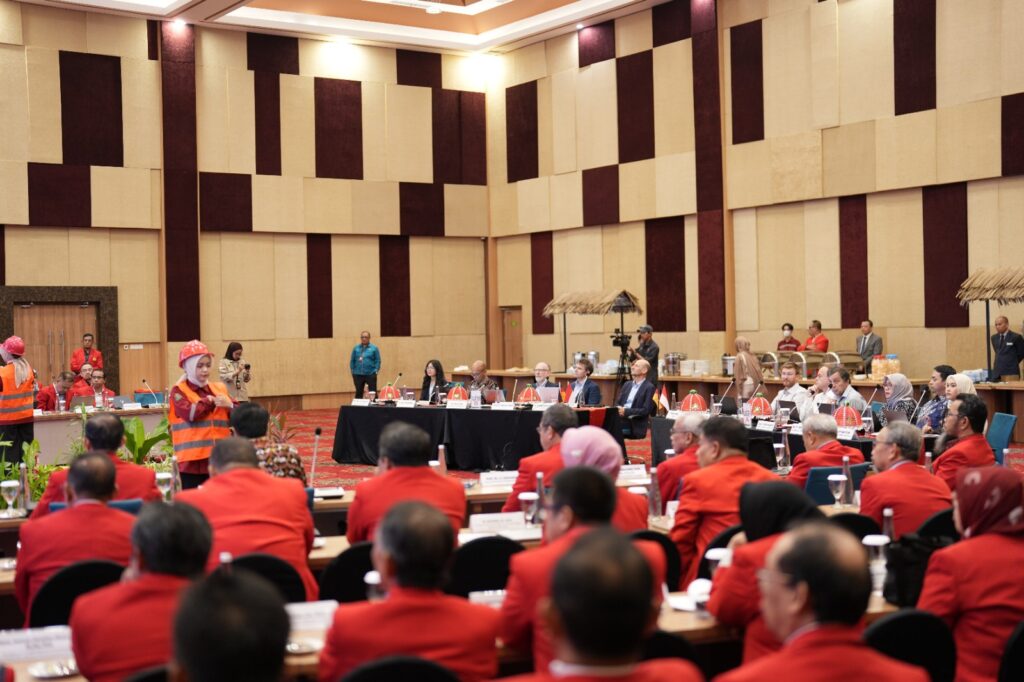 Rapat resmi dengan peserta berseragam merah