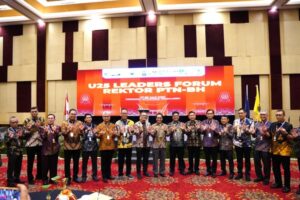 Peserta forum rektor berfoto bersama di panggung