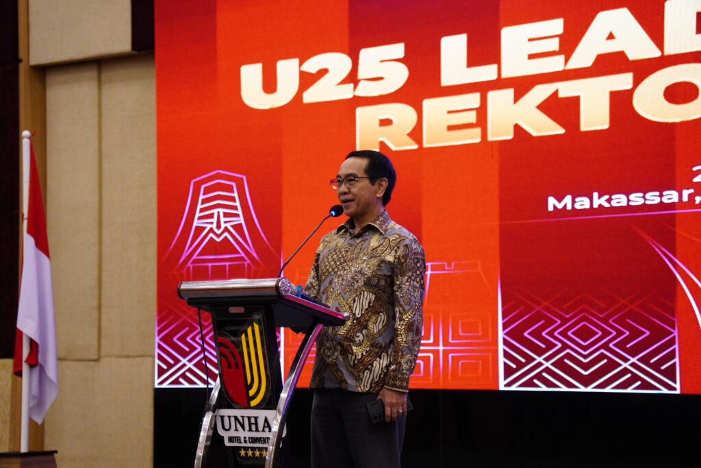 Pria berbatik berpidato di acara U25 Leadership