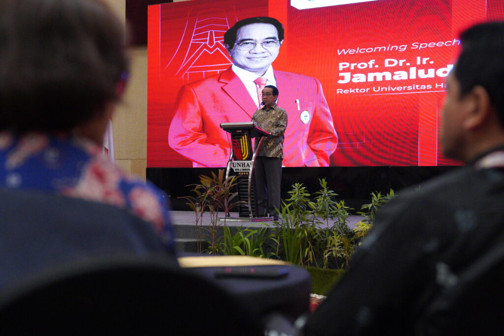 Rektor menyampaikan pidato di panggung konferensi