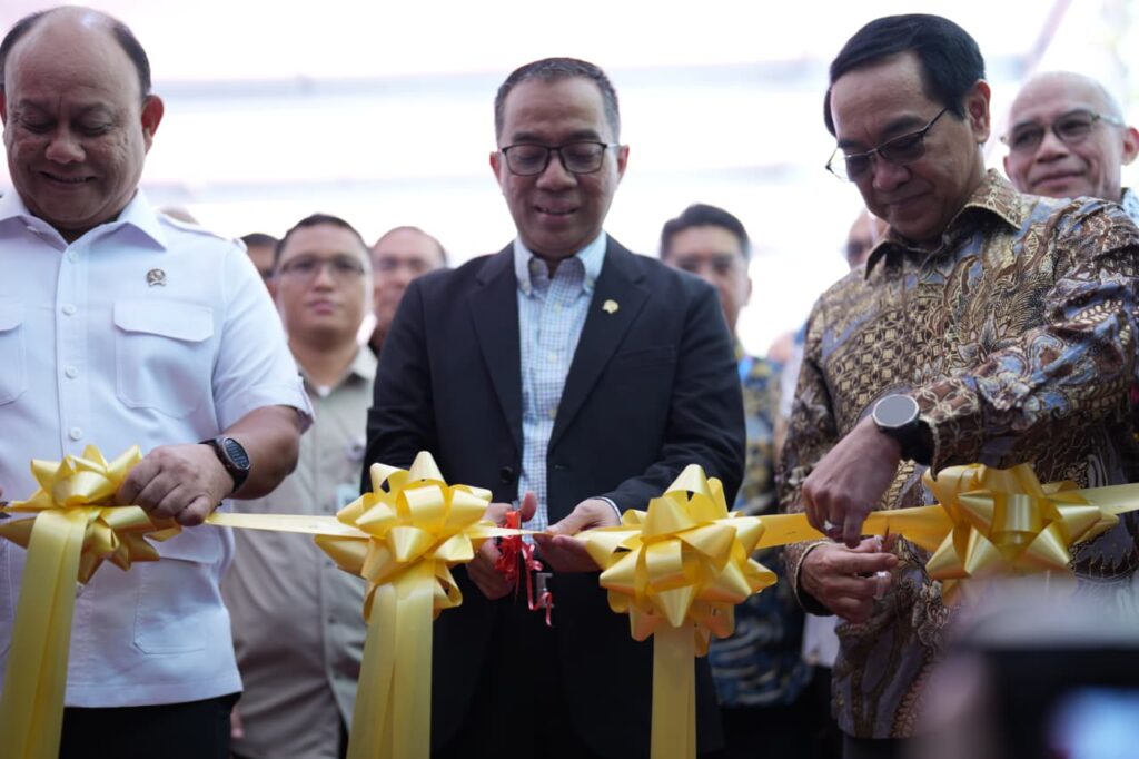 Pejabat memotong pita peresmian dengan pita kuning
