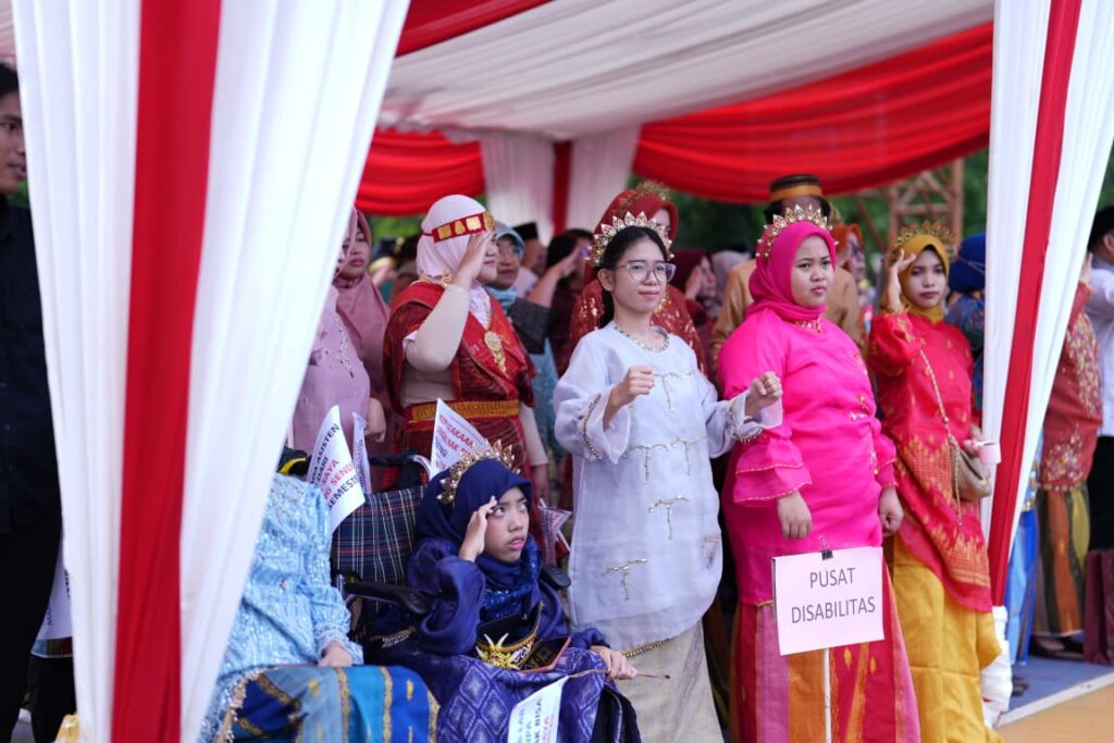 Peserta berkostum tradisional di acara Pusat Disabilitas