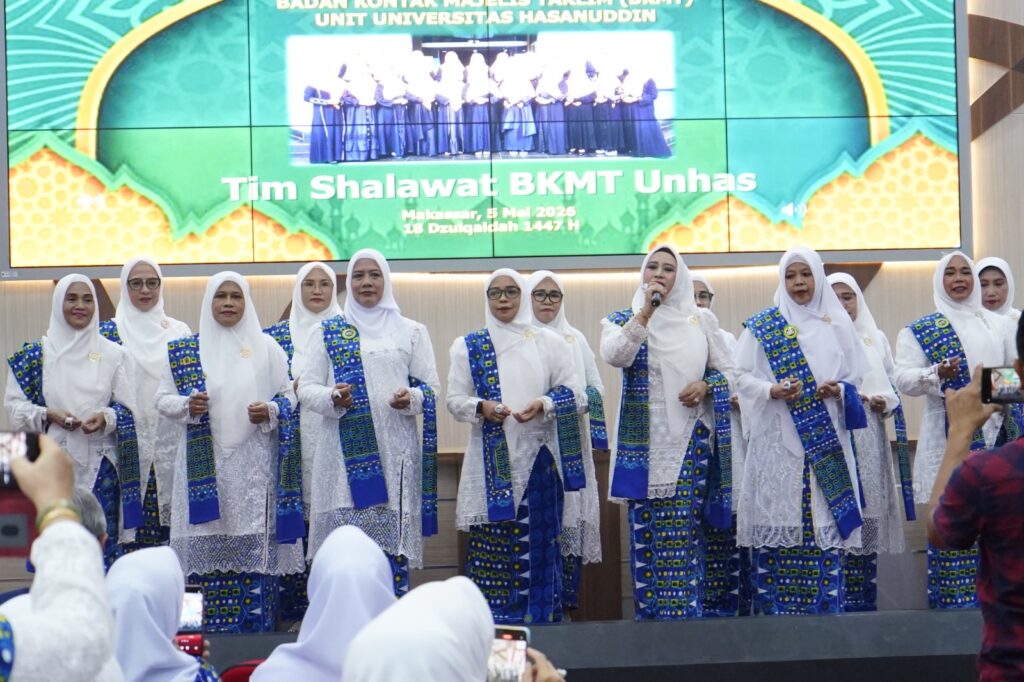 Tim Shalawat BKMT Unhas tampil di panggung