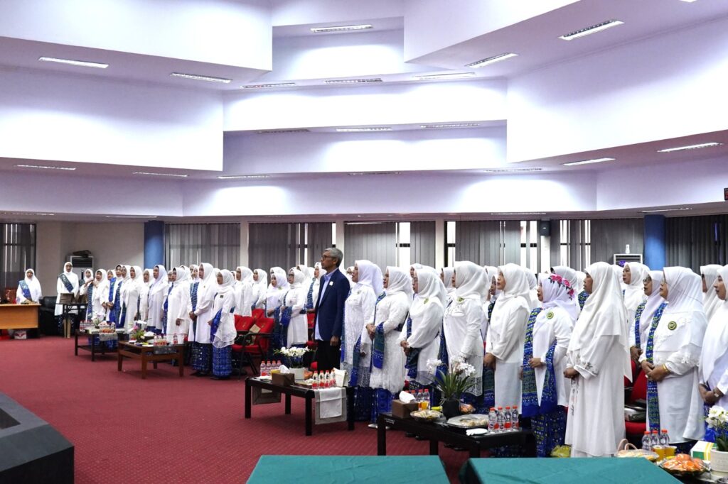 Kelompok perempuan berhijab putih di aula resmi