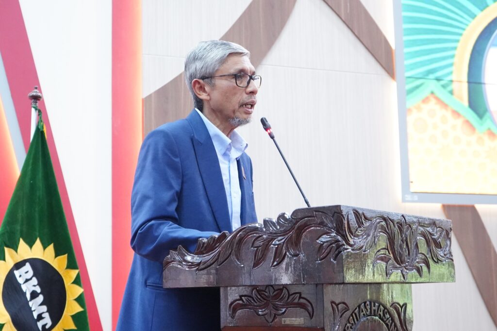 Pria berjas berbicara di podium resmi