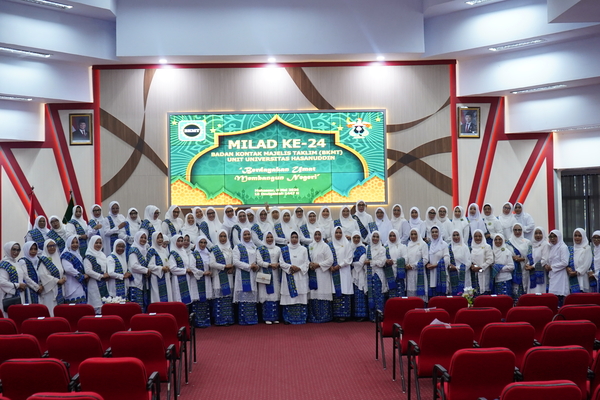 Kelompok perempuan berhijab di acara Milad ke-24