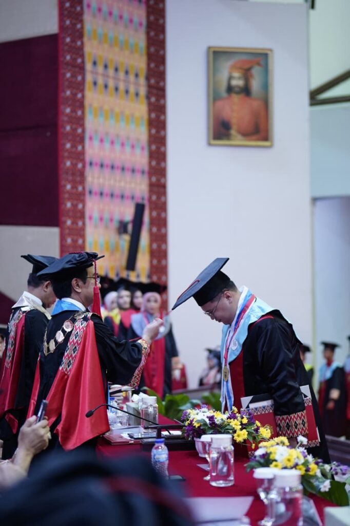Prosesi wisuda dengan pemberian medali kelulusan