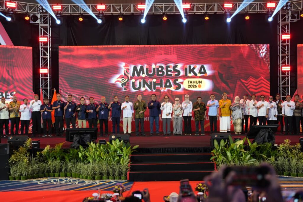 Pejabat berdiri di panggung Mubes IKA Unhas