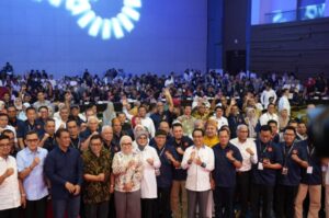 Kerumunan besar berfoto bersama di dalam aula