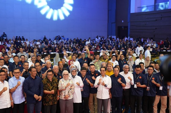 Kerumunan besar berfoto bersama di dalam aula