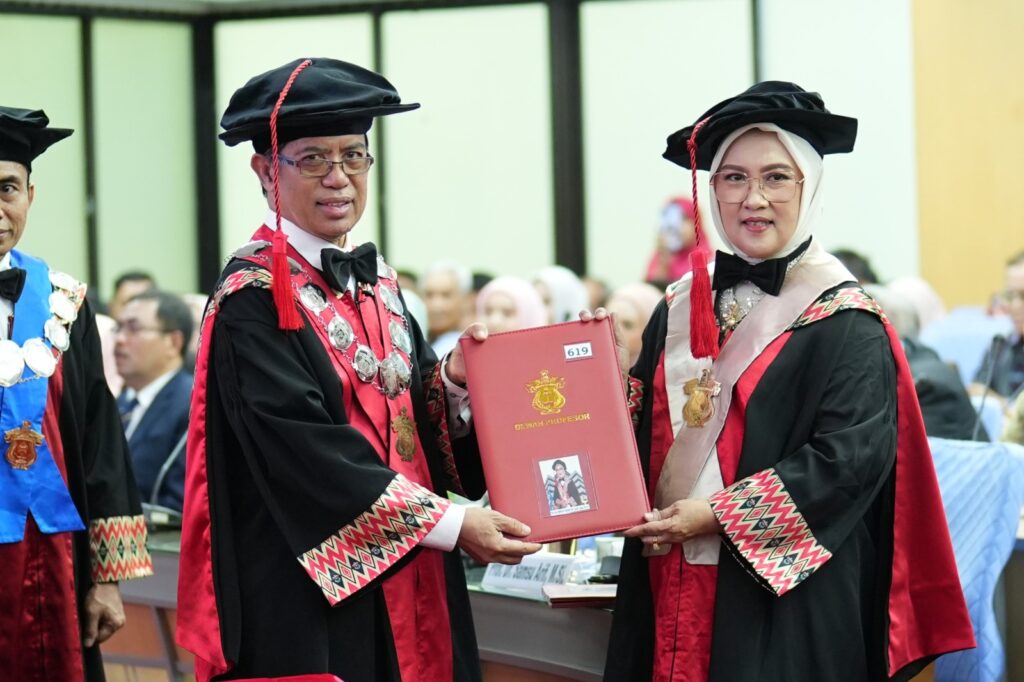 Penyerahan dokumen pada upacara akademik resmi