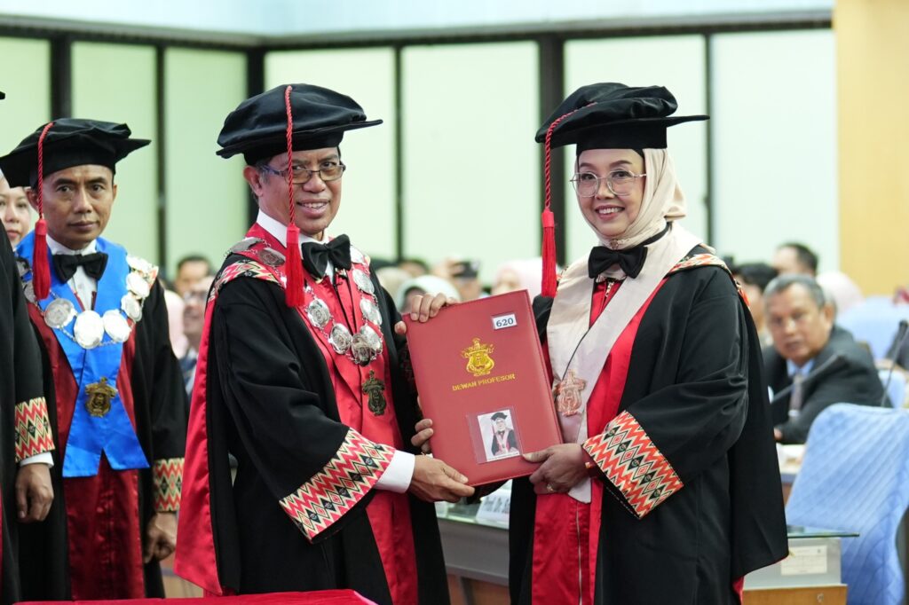 Penyerahan piagam pada upacara akademik profesor