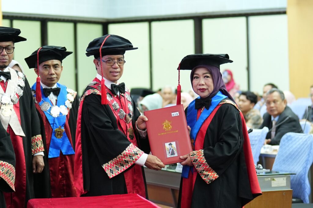 Penyerahan sertifikat pada upacara akademik resmi