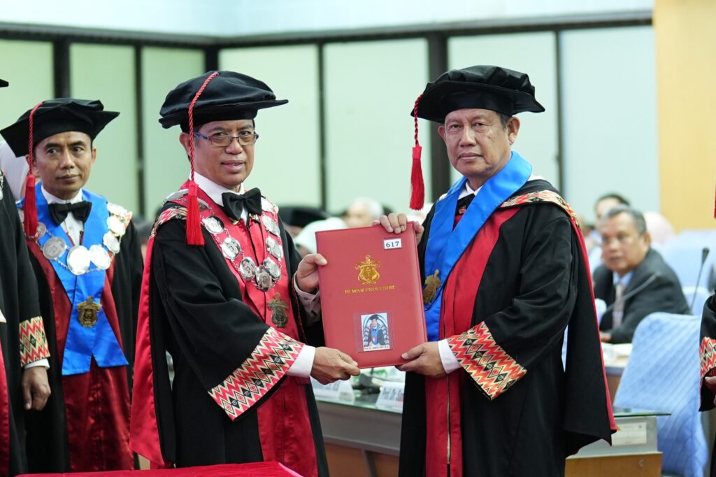 Penyerahan dokumen pada upacara akademik resmi