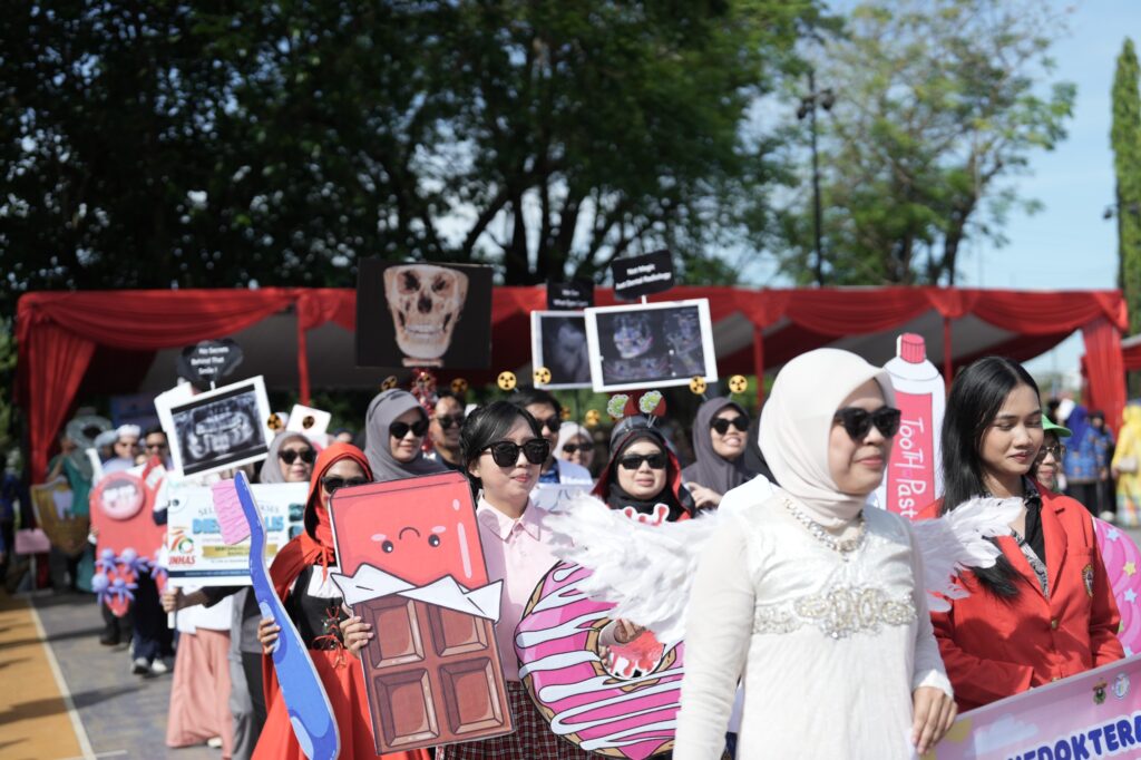 Parade kampanye kesehatan gigi dengan kostum unik