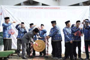 Pejabat memukul gong pada acara peresmian