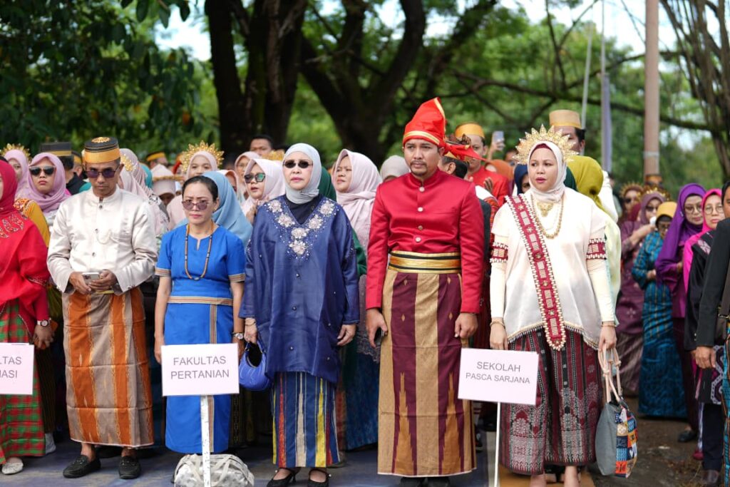 Peserta mengenakan pakaian adat dalam acara resmi
