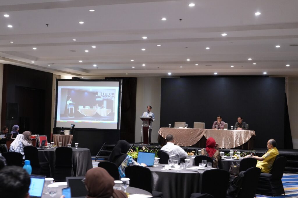 Pembicara presentasi di konferensi dalam ruangan hotel