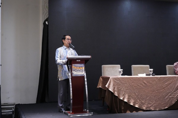 Pria berbicara di podium hotel Four Points