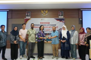 Group presenting award at medical workshop event