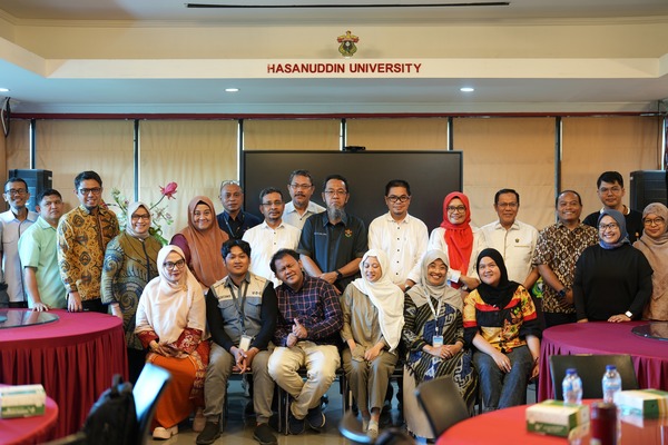 Foto bersama staf Universitas Hasanuddin