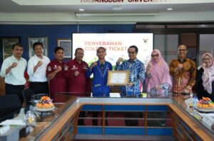Penyerahan Golden Ticket di ruang rapat kampus