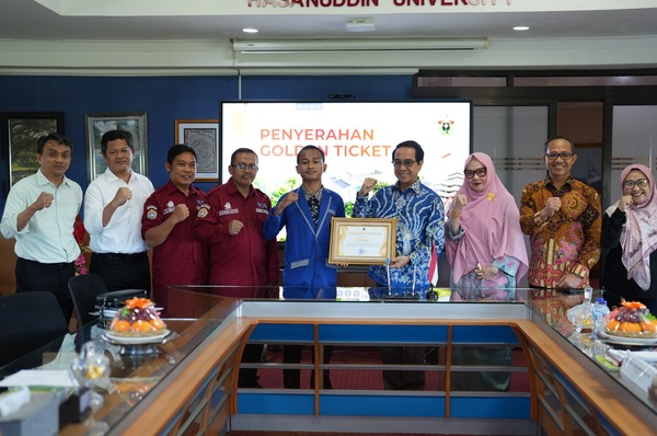 Penyerahan Golden Ticket di ruang rapat kampus
