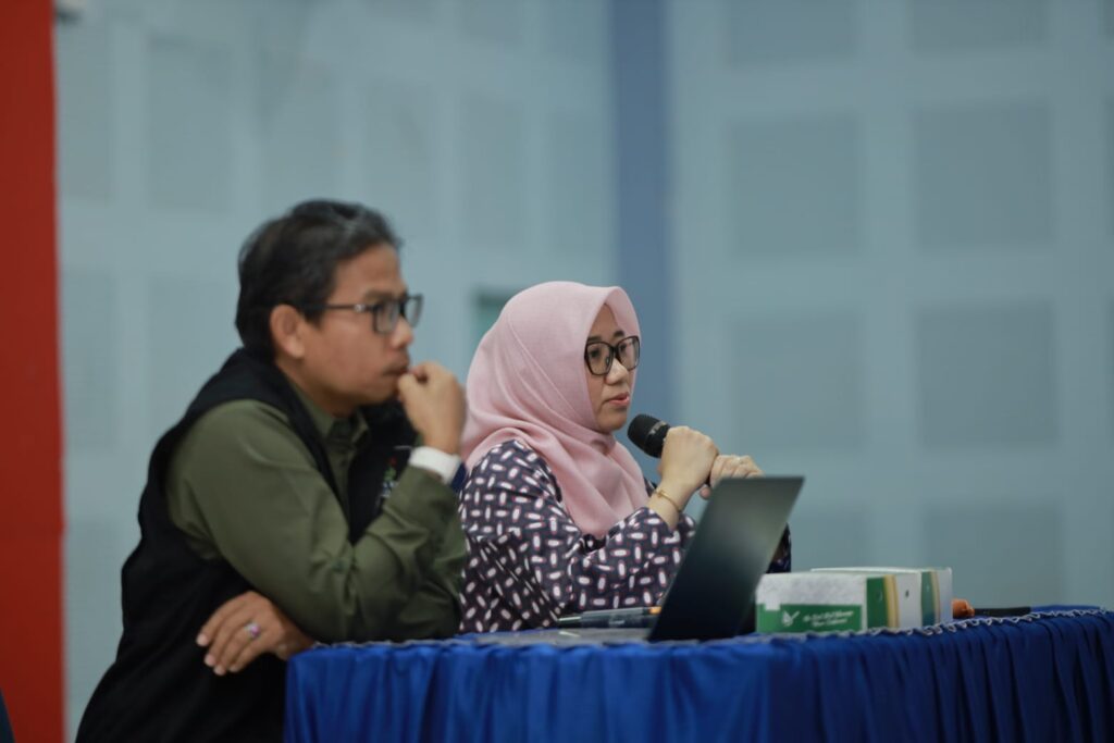 Pembicara berhijab berbicara dalam seminar resmi
