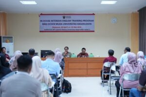 Pelatihan Bahasa Inggris di auditorium kampus